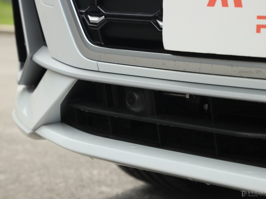 冰川白奧迪Q3車頭外觀圖片