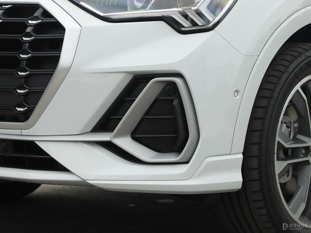 冰川白奧迪Q3車頭外觀圖片