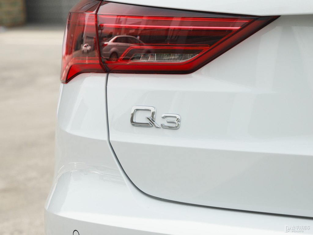 冰川白奧迪Q3車尾外觀圖片
