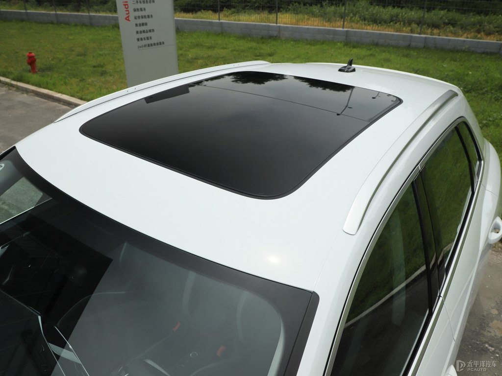 冰川白奧迪Q3車身外觀圖片