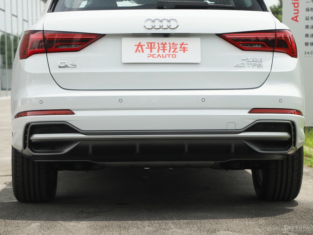 冰川白奧迪Q3車尾外觀圖片