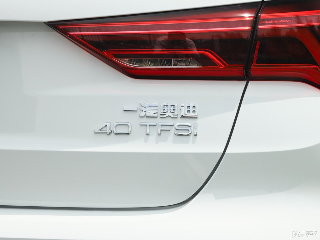 冰川白奧迪Q3車尾外觀圖片