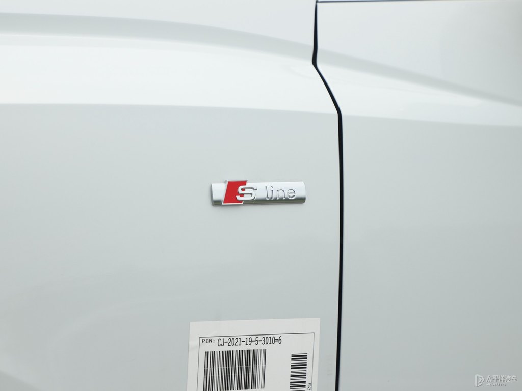 冰川白奧迪Q3車(chē)身外觀(guān)圖片