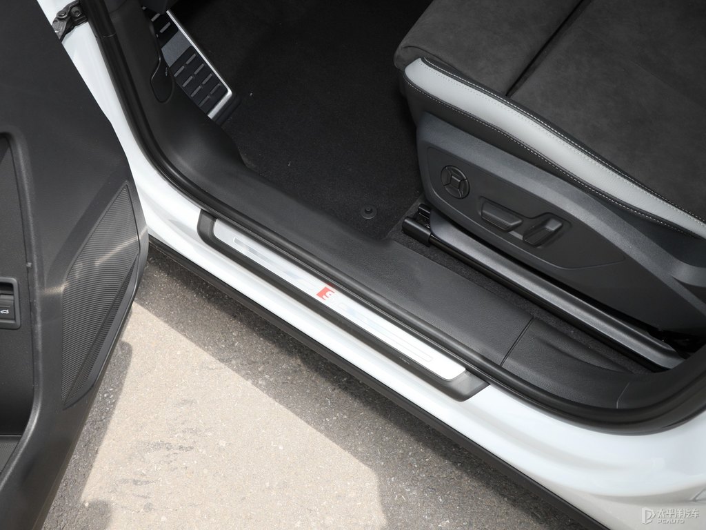 冰川白奧迪Q3車廂內(nèi)飾圖片