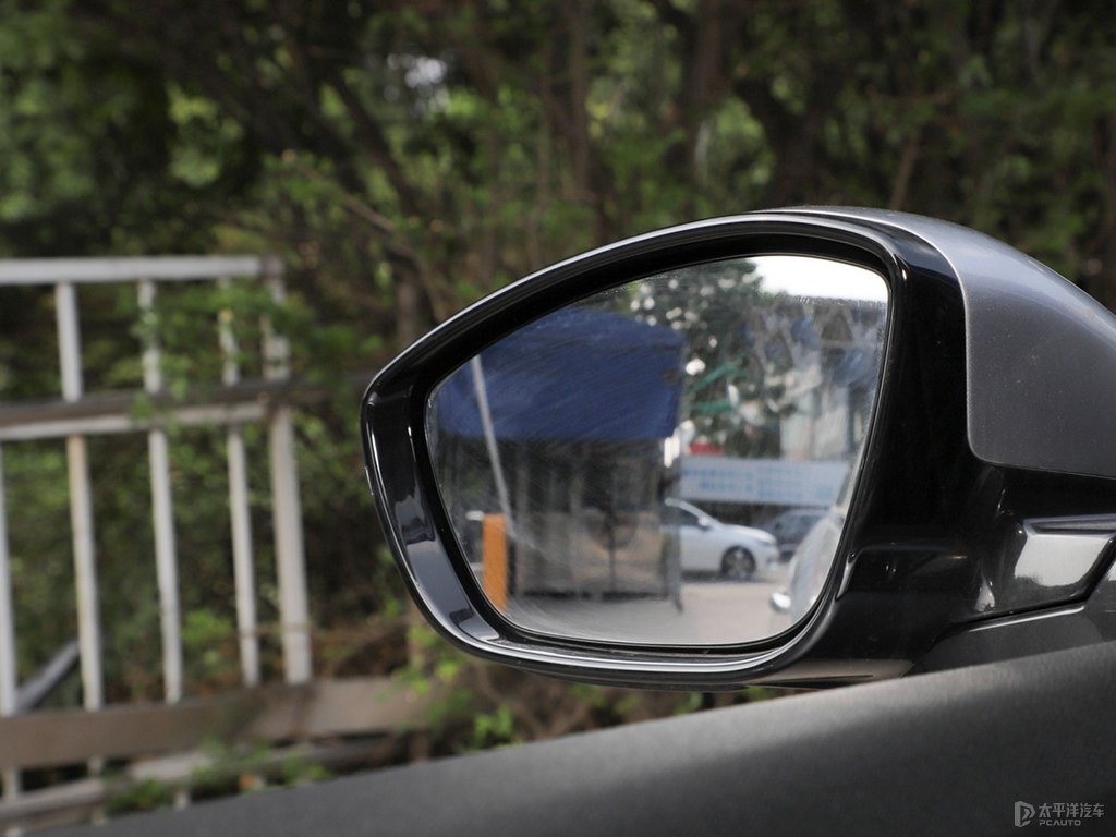 銀翼灰標致508車身外觀圖片