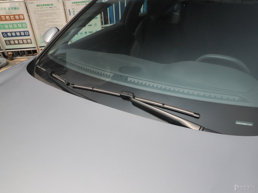銀翼灰標(biāo)致508車身外觀圖片