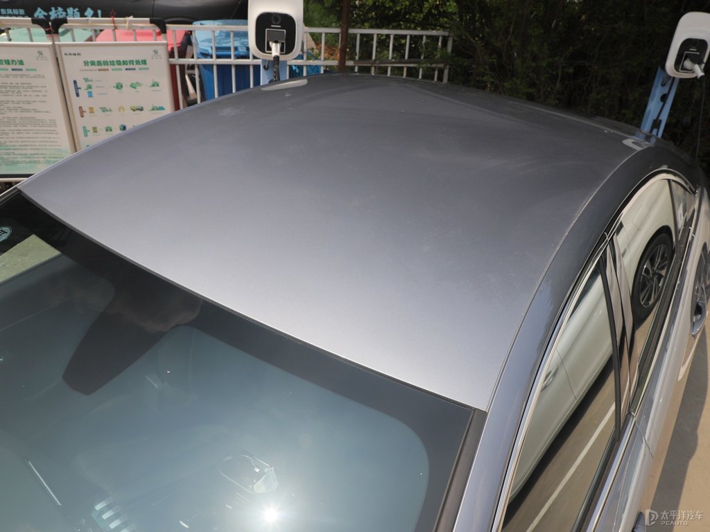 銀翼灰標致508車身外觀圖片