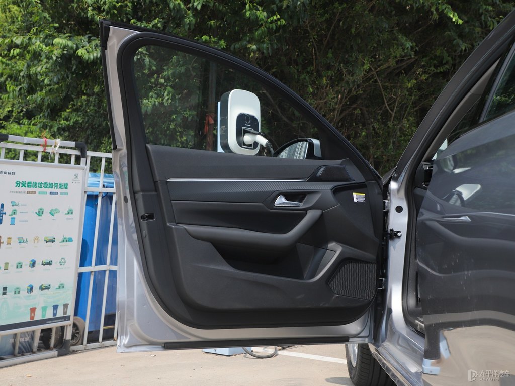 銀翼灰標(biāo)致508車廂內(nèi)飾圖片