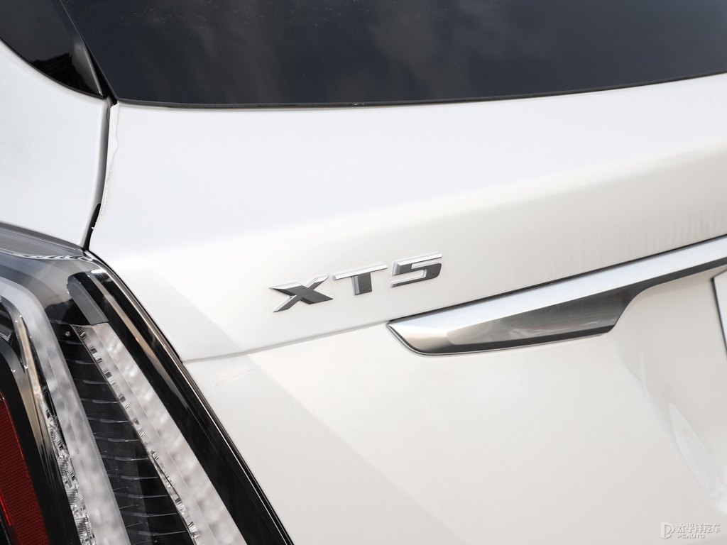 鉆白凱迪拉克XT5車尾外觀圖片