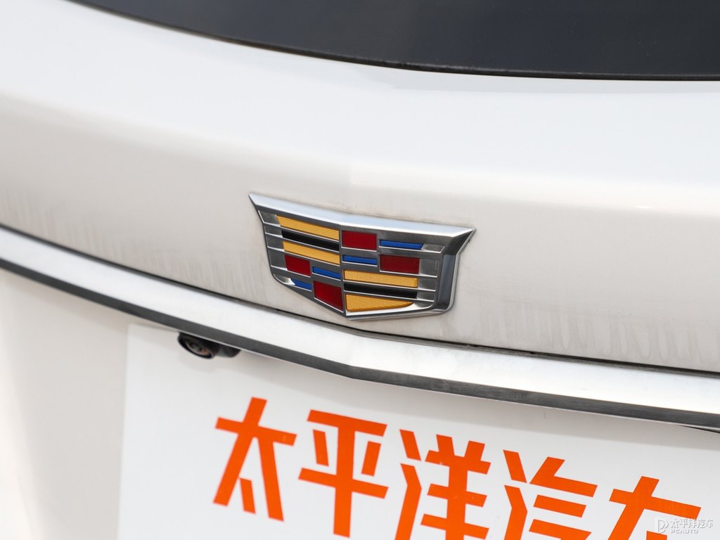 鉆白凱迪拉克XT5車(chē)尾外觀圖片