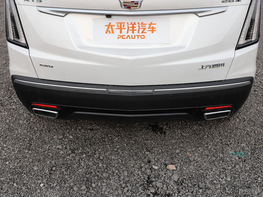 鉆白凱迪拉克XT5車尾外觀圖片