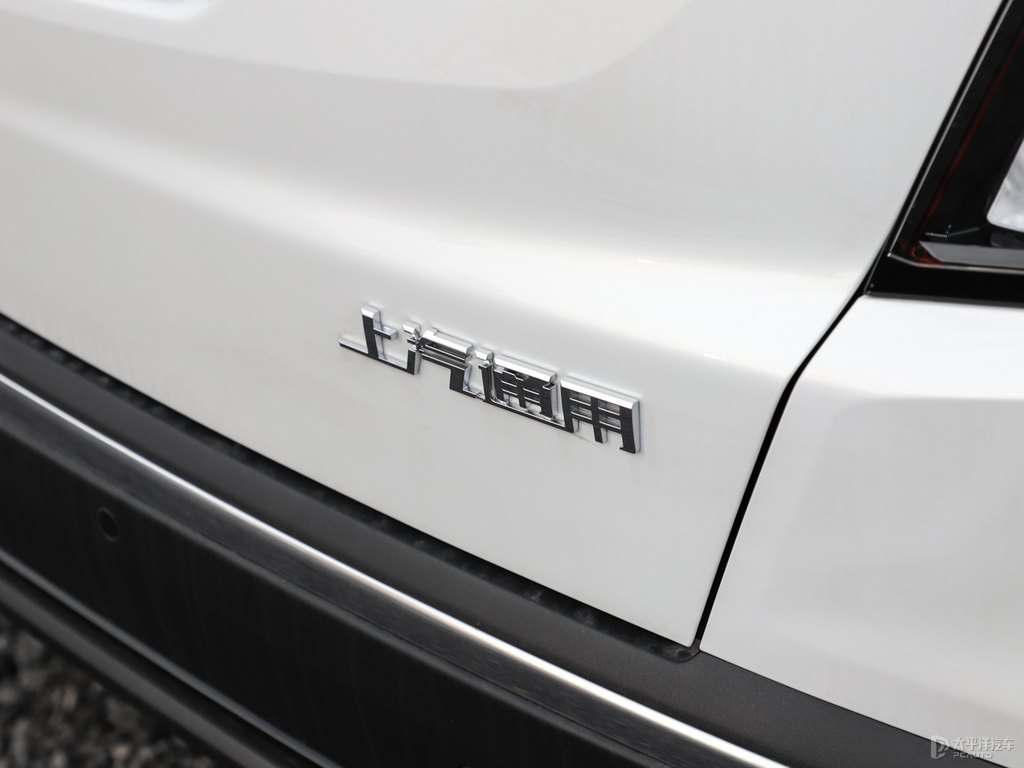 鉆白凱迪拉克XT5車(chē)尾外觀圖片