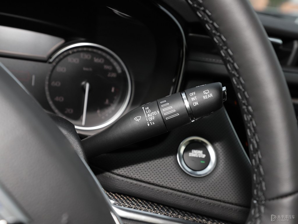 鉆白凱迪拉克XT5中控內(nèi)飾圖片