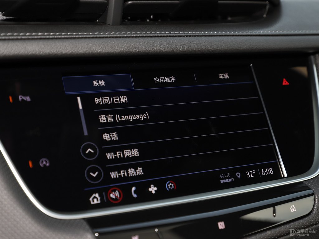 鉆白凱迪拉克XT5中控內(nèi)飾圖片