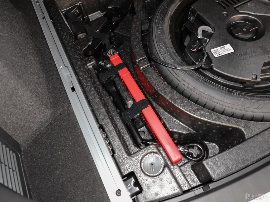 鉆白凱迪拉克XT5后備廂空間圖片
