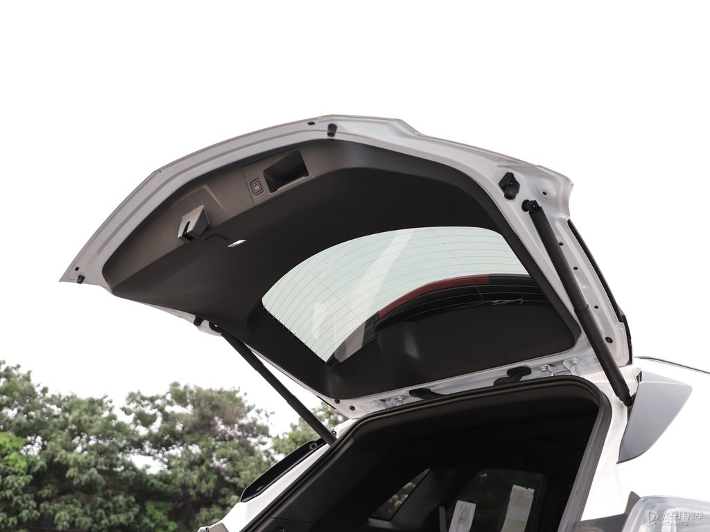 鉆白凱迪拉克XT5后備廂空間圖片