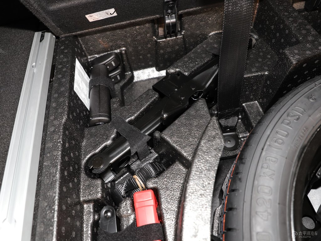 鉆白凱迪拉克XT5后備廂空間圖片