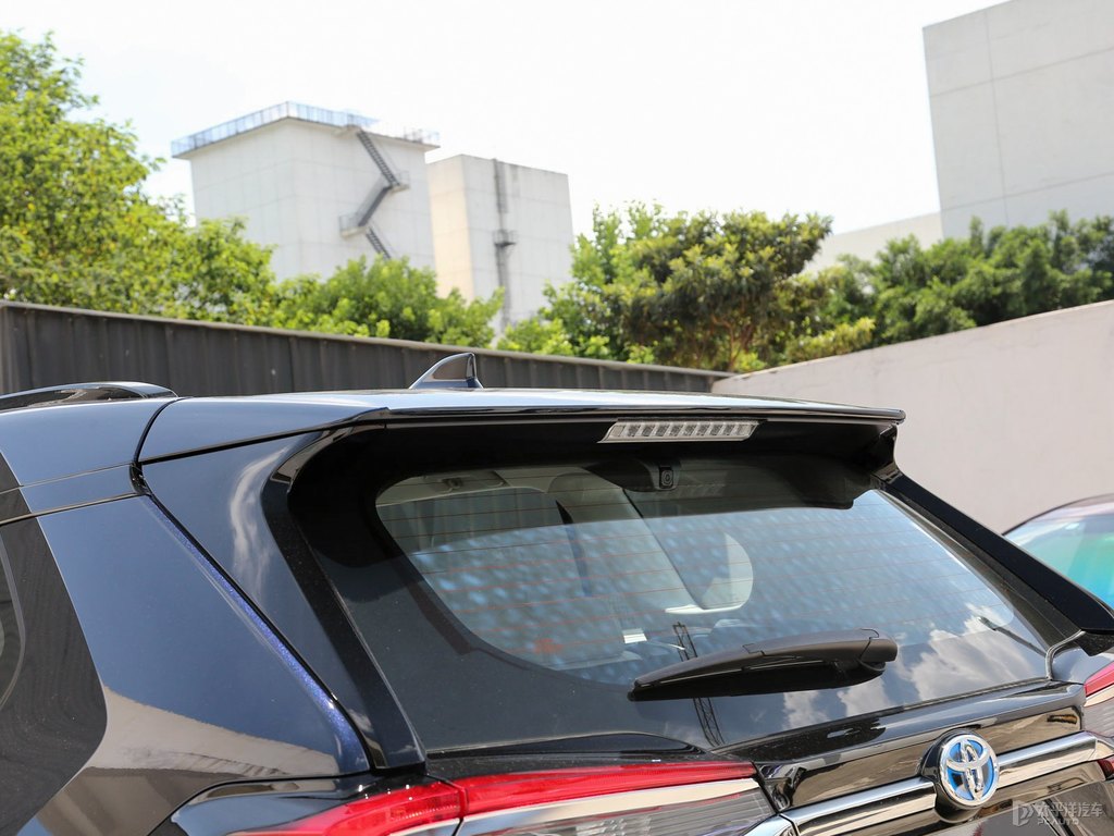 墨玉藍(lán)威蘭達(dá)車尾外觀圖片