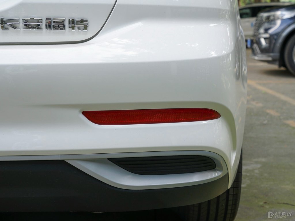 雪紡白福睿斯車尾外觀圖片