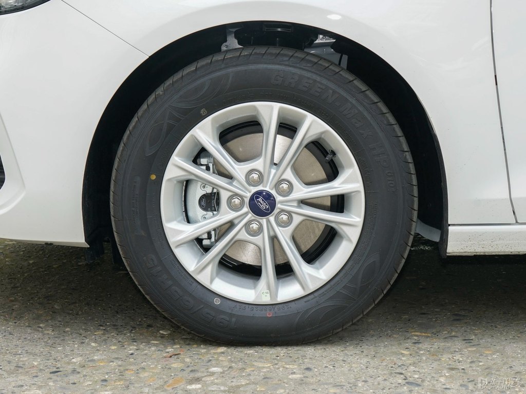 雪紡白福睿斯車(chē)身外觀圖片