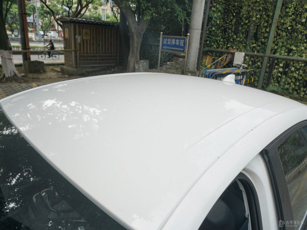 雪紡白福睿斯車身外觀圖片