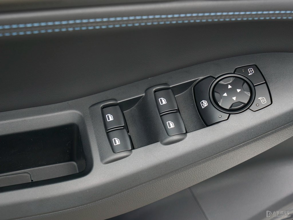 雪紡白福睿斯車廂內(nèi)飾圖片