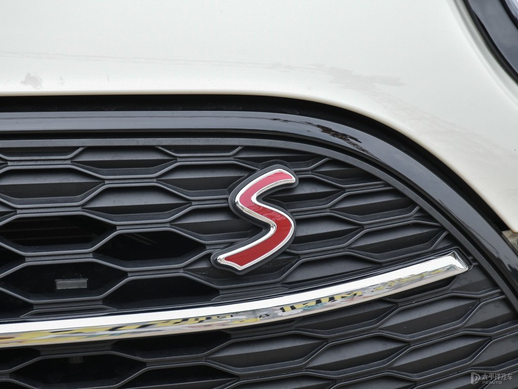 黑色/胡椒白MINI CLUBMAN車頭外觀圖片