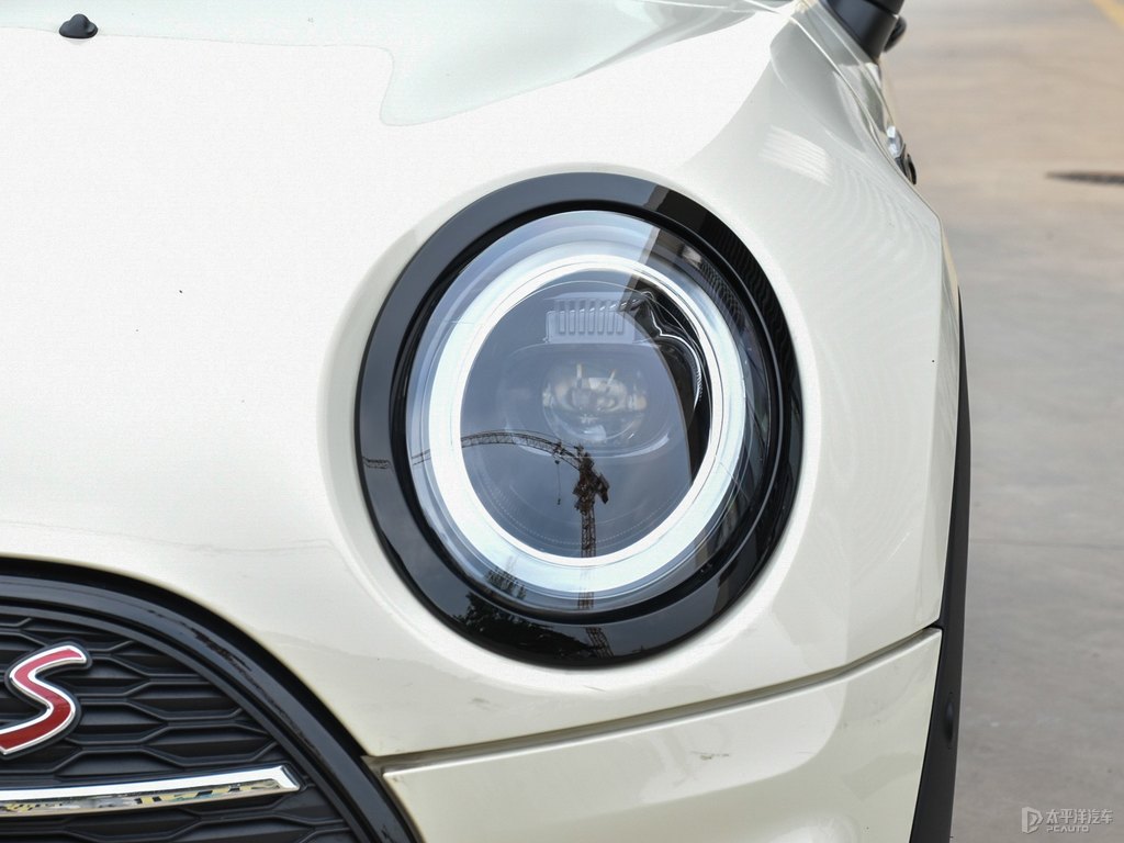 黑色/胡椒白MINI CLUBMAN車頭外觀圖片