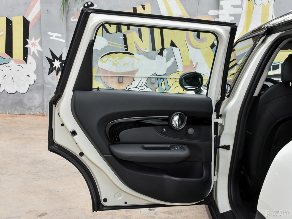 黑色/胡椒白MINI CLUBMAN車廂內(nèi)飾圖片