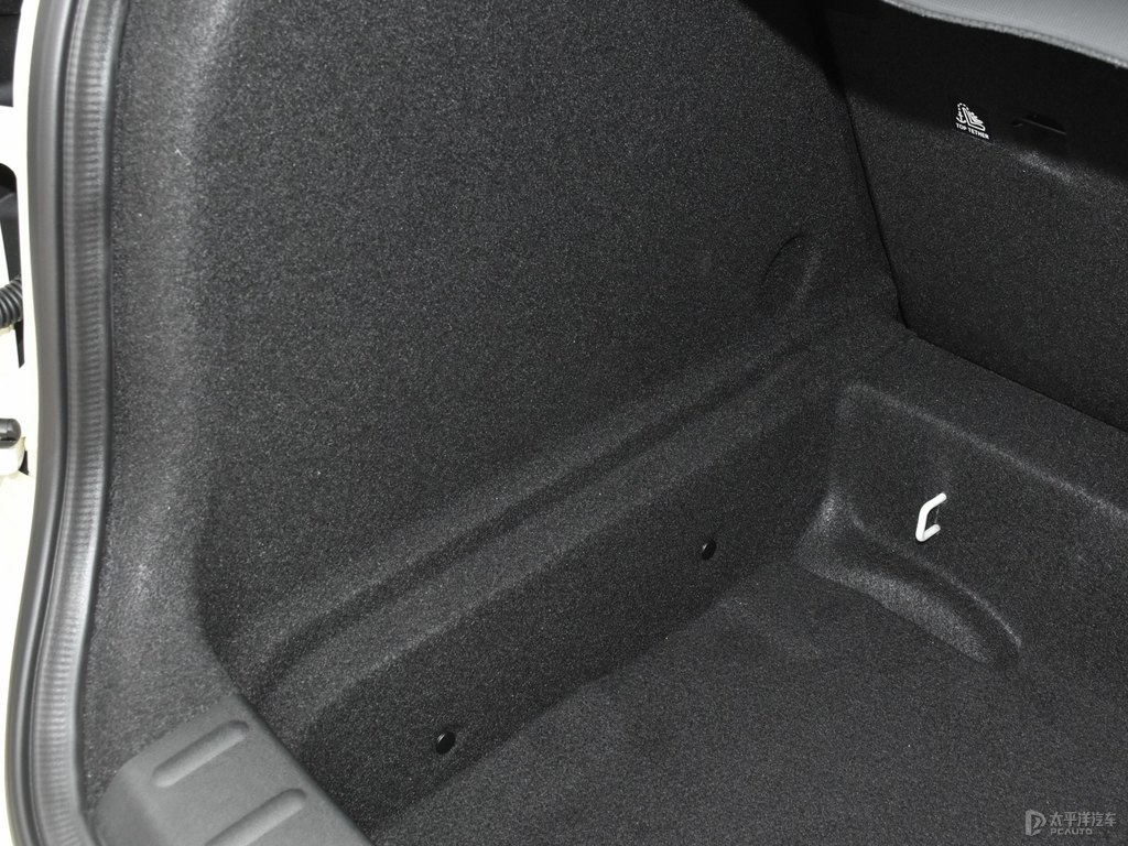 黑色/胡椒白MINI CLUBMAN后備廂空間圖片