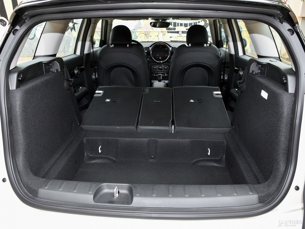 黑色/胡椒白MINI CLUBMAN后備廂空間圖片