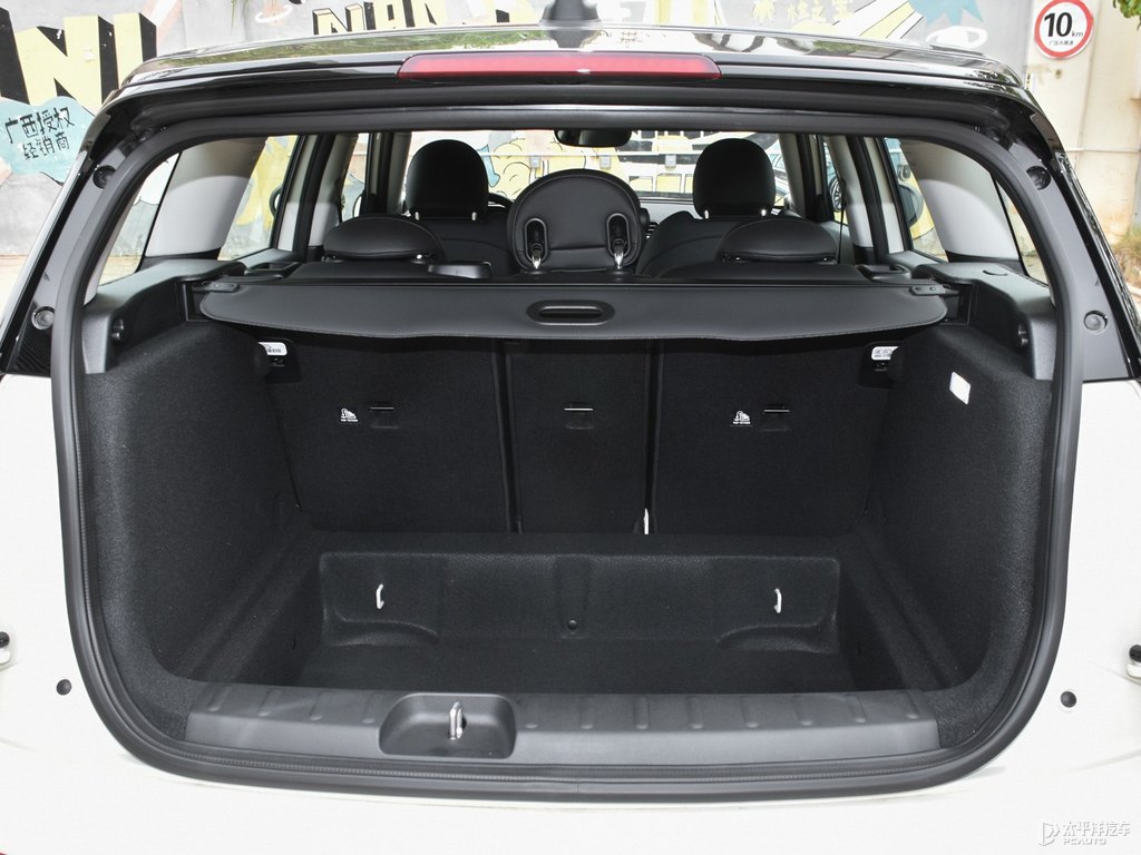 黑色/胡椒白MINI CLUBMAN后備廂空間圖片