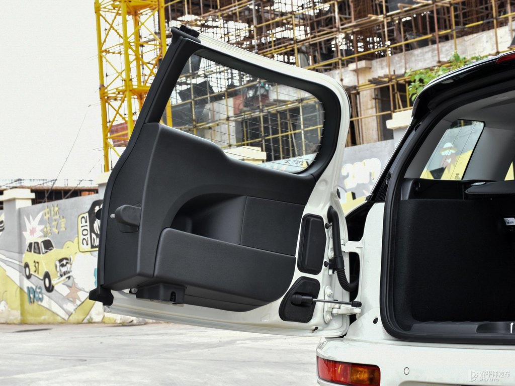 黑色/胡椒白MINI CLUBMAN后備廂空間圖片
