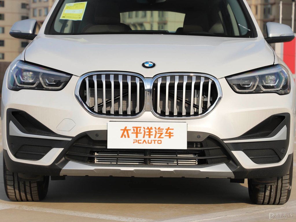 礦石白寶馬X1車頭外觀圖片