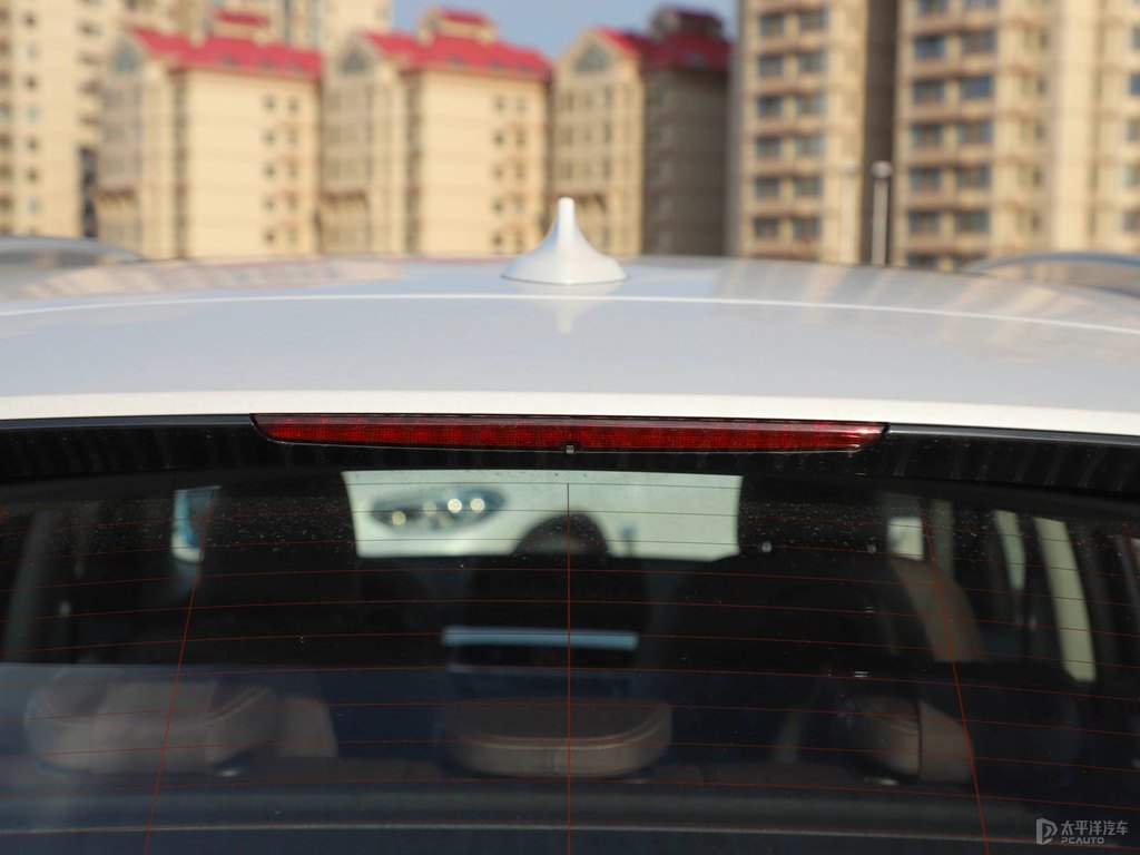 礦石白寶馬X1車尾外觀圖片