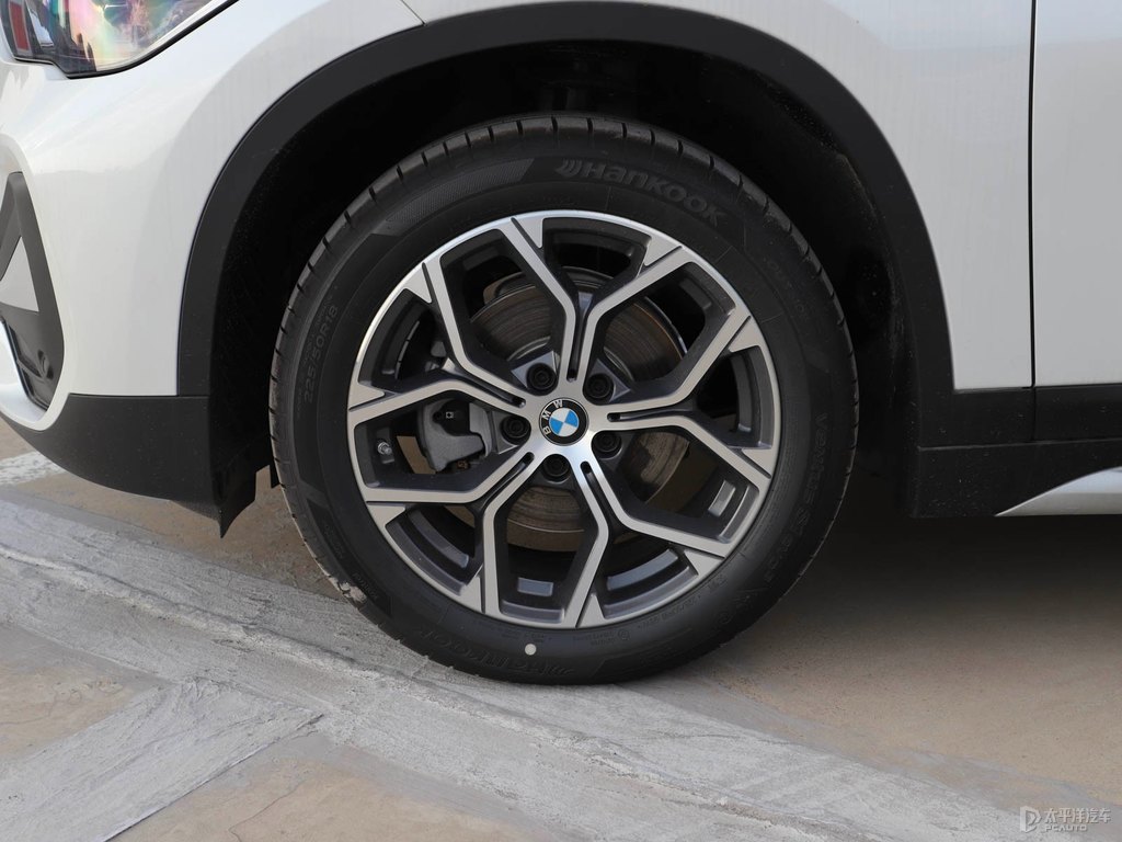 礦石白寶馬X1車身外觀圖片