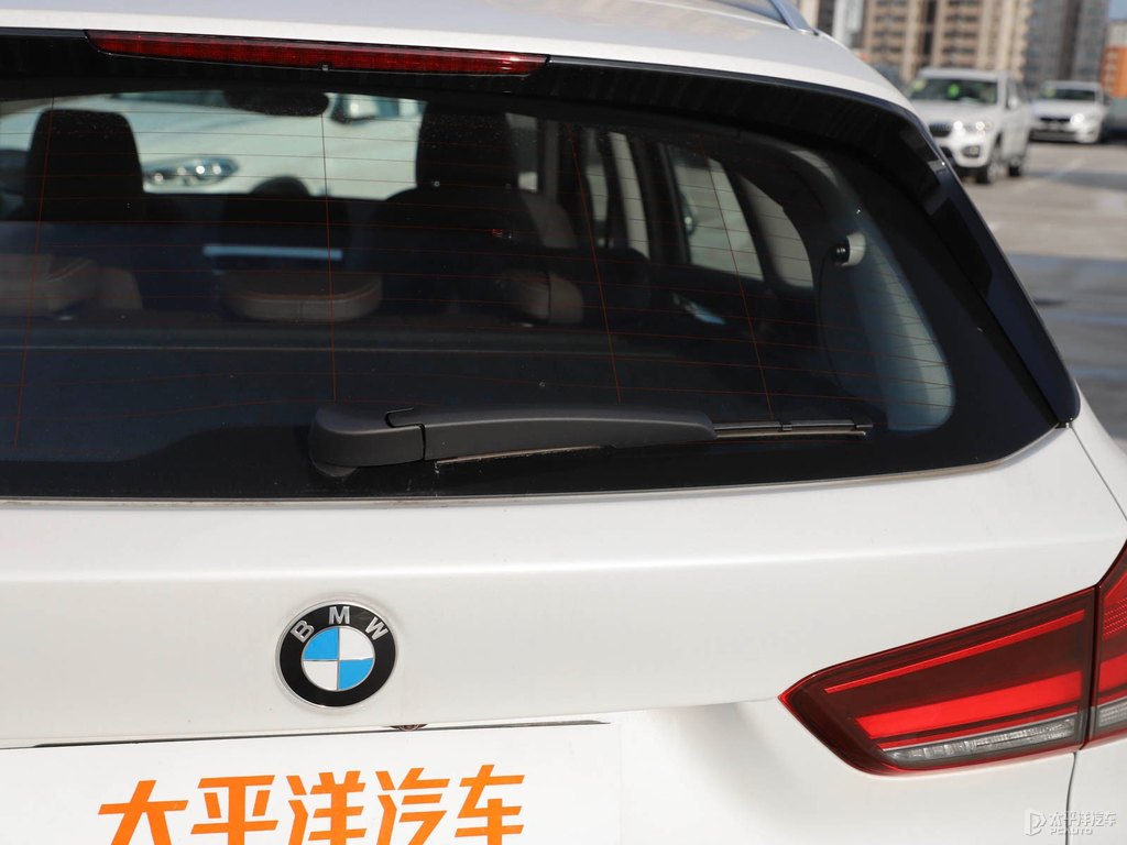 礦石白寶馬X1車尾外觀圖片