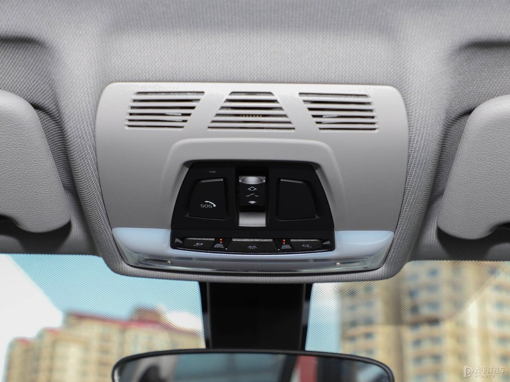 礦石白寶馬X1車廂內飾圖片