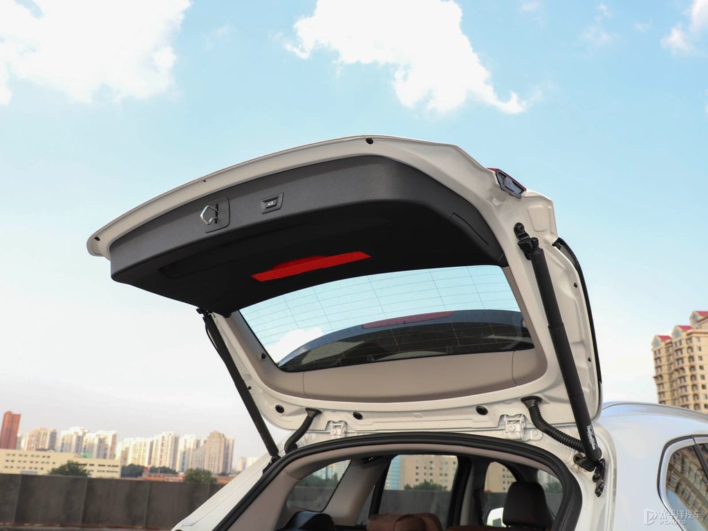 礦石白寶馬X1后備廂空間圖片