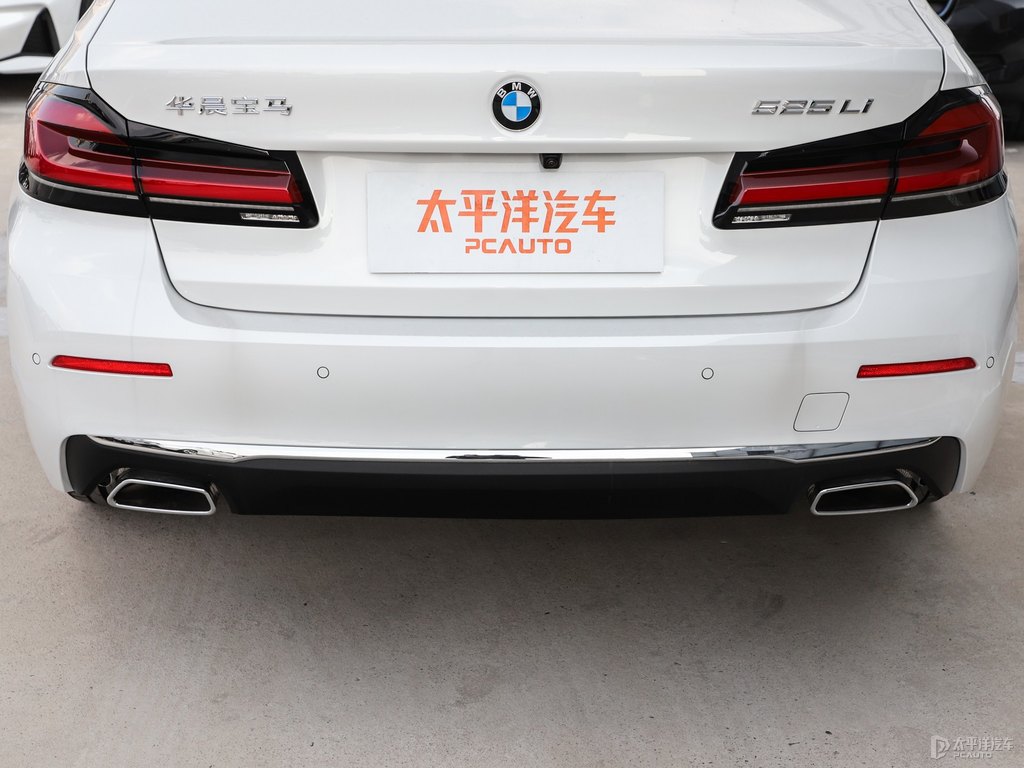 礦石白寶馬5系車尾外觀圖片