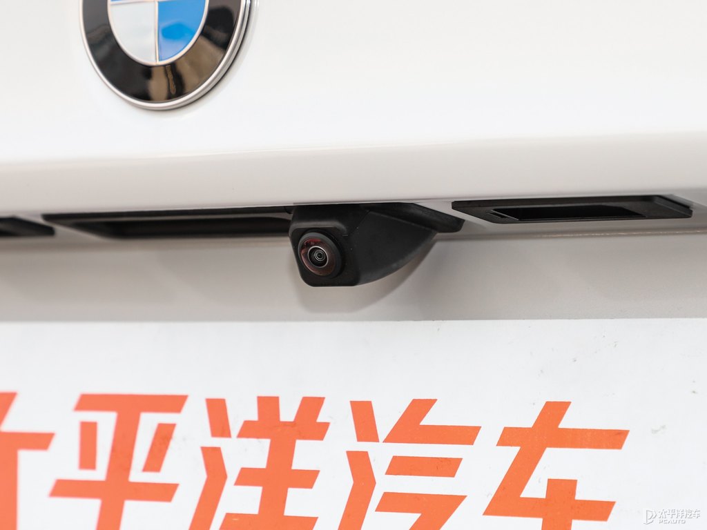 礦石白寶馬5系車尾外觀圖片