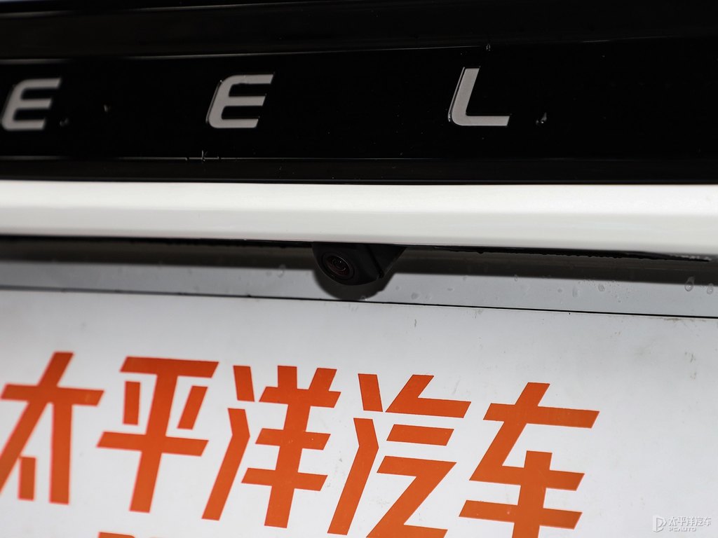 漢玉白博越車尾外觀圖片
