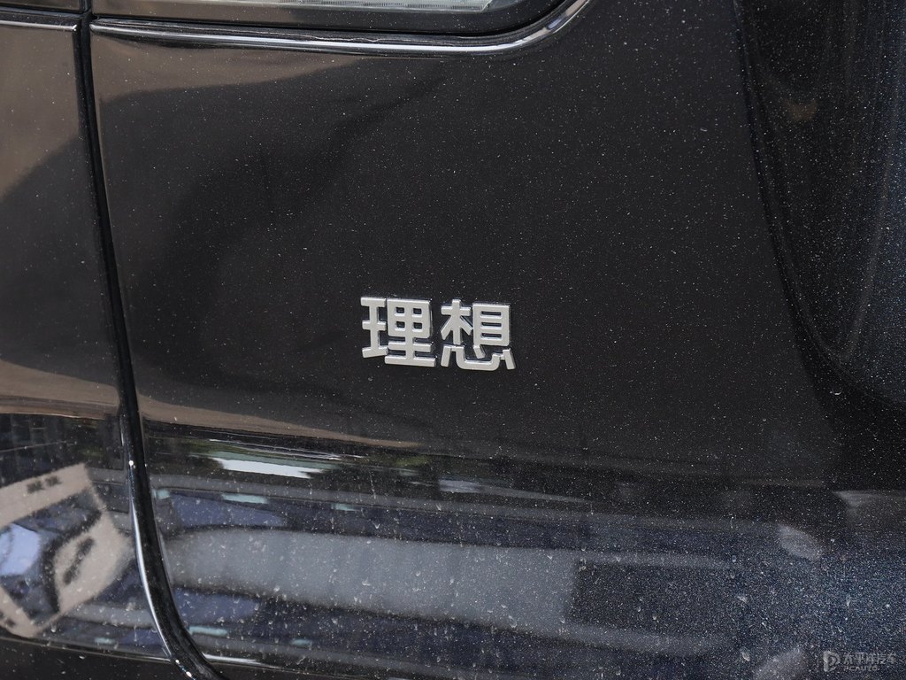 黑色理想ONE車尾外觀圖片