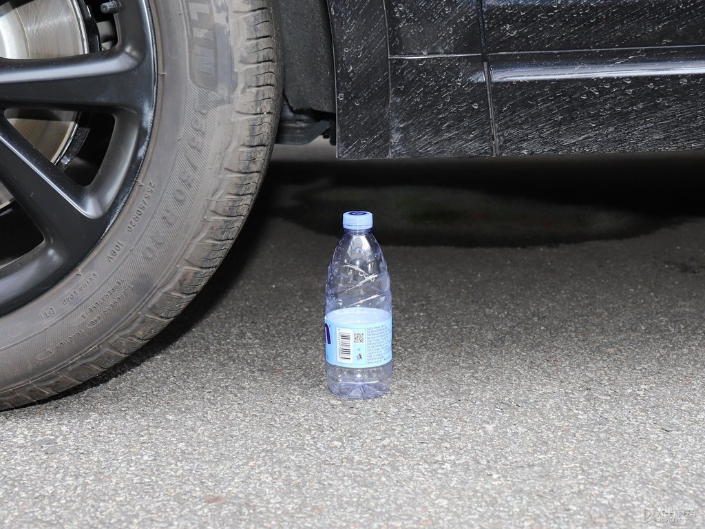 黑色理想ONE車身外觀圖片