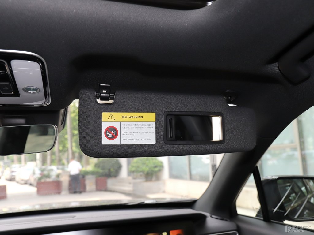 黑色理想ONE車廂內(nèi)飾圖片