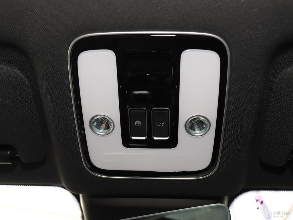 黑色理想ONE車廂內(nèi)飾圖片