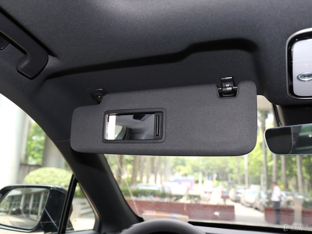 黑色理想ONE車廂內(nèi)飾圖片