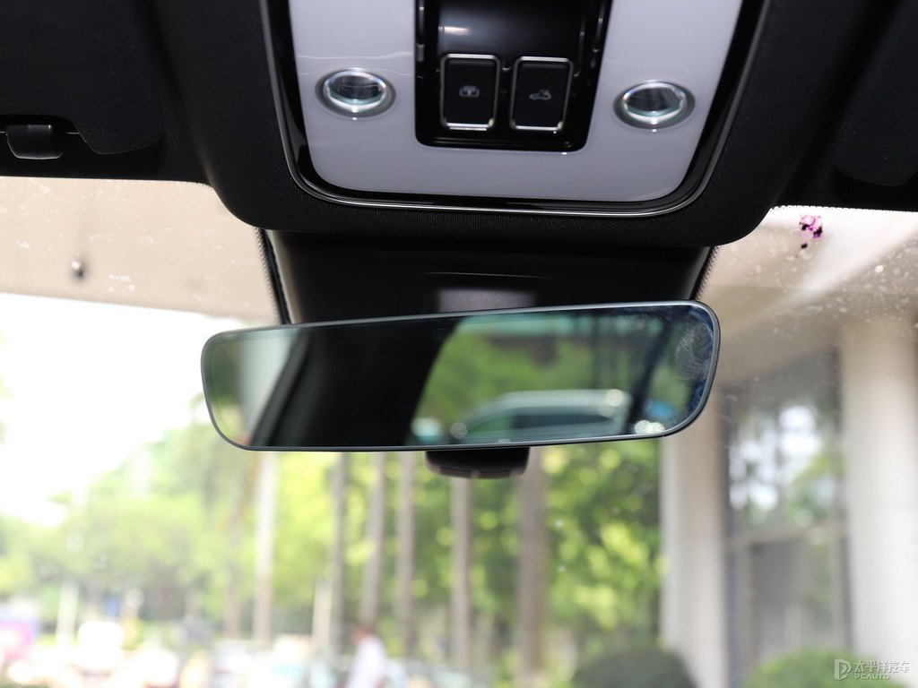 黑色理想ONE車廂內(nèi)飾圖片