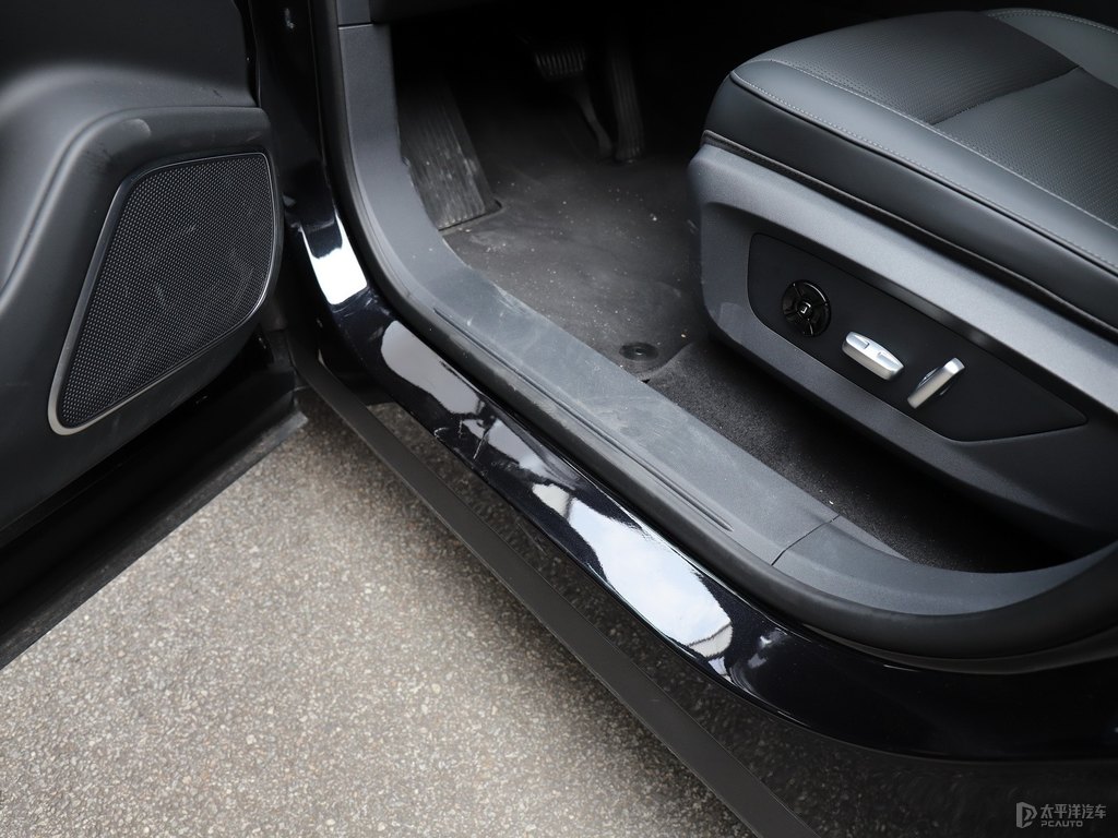 黑色理想ONE車廂內(nèi)飾圖片