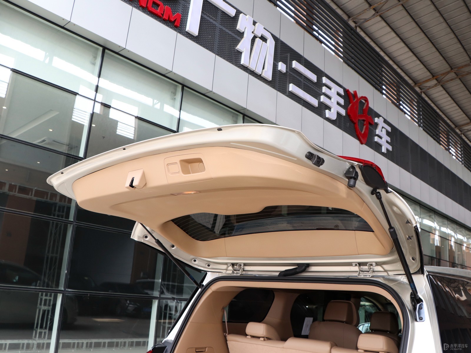 別克GL8空間高清大圖